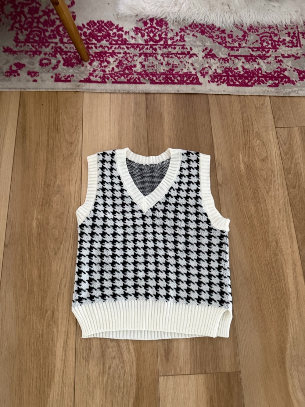 Classic Houndstooth V-Neck Sweater Vest - Black & White